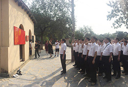 學員在西柏坡七屆二中全會舊址重溫入黨誓言